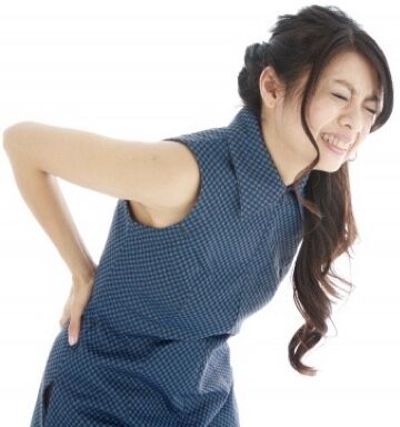 腰を痛いとかがめている写真